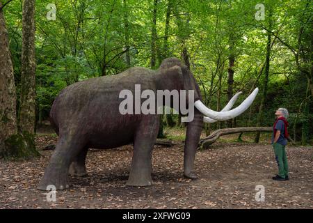 Figur eines lebensgroßen Mammuts, paläolithischer Park der Cueva del Valle, Rasines, Kantabrien, Spanien. Stockfoto
