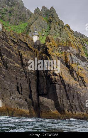 Skellig Michael Lower Lighthouse, Insel Skellig Michael, Mainistir Fhionáin (St. Fionan's Monastery), County Kerry, Irland, Vereinigtes Königreich. Stockfoto