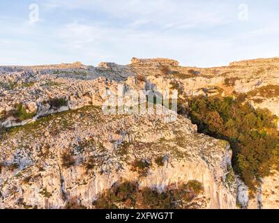 Aufstieg zu den Bögen von Llanero (Augen des Teufels), Pico Candina, Sonabia, Castro Urdiales, Kantabrien, Spanien. Stockfoto