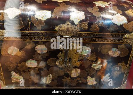 Namban-Kunstkiste, 16. Jahrhundert, lackiertes Holz, Perlmutteinlagen und vergoldete Kupfereinlagen, Japan, Vitoria, Kathedrale María Inmaculada, Álava, Spanien. Stockfoto