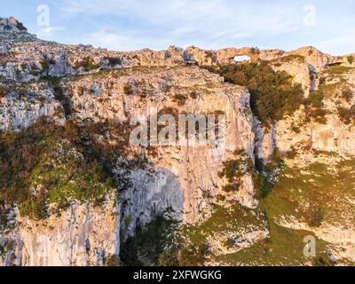 Aufstieg zu den Bögen von Llanero (Augen des Teufels), Pico Candina, Sonabia, Castro Urdiales, Kantabrien, Spanien. Stockfoto