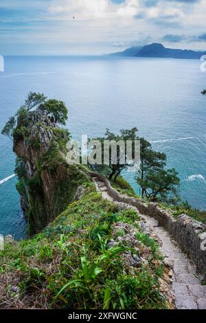 Aufstieg der Treppe des Leuchtturms Del Caballo, Berg Buciero, Santoña, Kantabrien, Spanien. Stockfoto