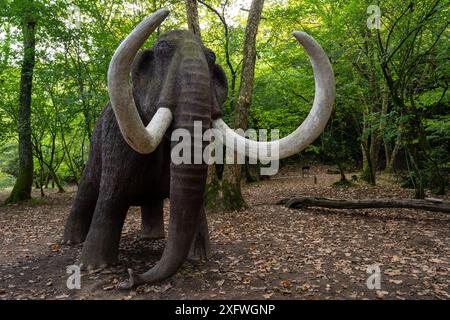 Figur eines lebensgroßen Mammuts, paläolithischer Park der Cueva del Valle, Rasines, Kantabrien, Spanien. Stockfoto