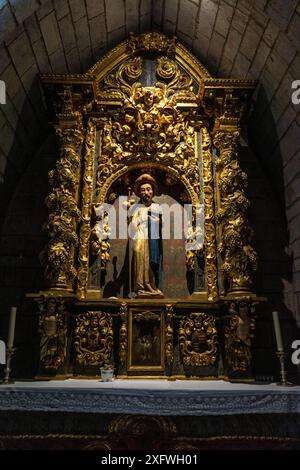 Roncesvalles, Santiago-Kapelle, Königliche Stiftskirche Santa María de Roncesvalles, Santiago's Road, Navarra, Spanien. Stockfoto