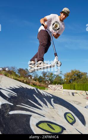 Teenager mit City Roller im Skate Park, Leioa, Bizkaia, Baskenland, Spanien. Stockfoto