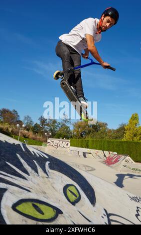 Teenager mit City Roller im Skate Park, Leioa, Bizkaia, Baskenland, Spanien. Stockfoto