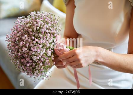 Brautkleid mit Blumenstrauß, weißes Hochzeitskleid Stockfoto