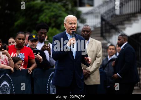 USA. Juli 2024. US-Präsident Joe Biden spricht am Donnerstag, den 4. Juli, während eines Barbecue mit Mitgliedern des aktiven Militärdienstes und ihren Familien auf dem Südgelände des Weißen Hauses in Washington, DC, USA. 2024. Bidens Wiederwahl-Kampagne hinkte in den Feiertag der US-Unabhängigkeit, erschöpft von einer Woche, in der der Amtsinhaber sich um die Nominierung seiner Partei bemühte. Fotograf: Tierney L. Cross/Pool/SIPA USA Credit: SIPA USA/Alamy Live News Stockfoto