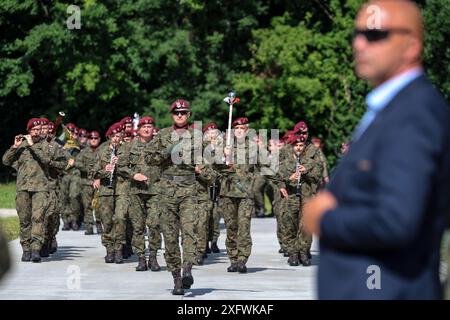 Krakau, Polen. Juli 2024. Militärangehörige marschieren mit Sicherheitskräften während der Zeremonie des Dienstes der EU-Kampfgruppe im 6. Logistikbataillon in Krakau. Die Aufgabe in der EU-Kampfgruppe ist eine Antwort auf die geopolitische Sicherheit, die Gruppe besteht aus Spezialkräften, die bereit sind für humanitäre und friedenserhaltende Missionen. Die polnische 6 Airborne Brigade bildet den Hauptkern der Gruppe. Quelle: SOPA Images Limited/Alamy Live News Stockfoto