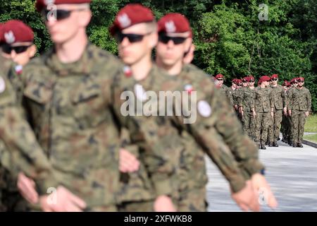 Krakau, Polen. Juli 2024. Soldaten marschieren während der Zeremonie des Dienstes der EU-Kampfgruppe im 6. Logistikbataillon in Krakau. Die Aufgabe in der EU-Kampfgruppe ist eine Antwort auf die geopolitische Sicherheit, die Gruppe besteht aus Spezialkräften, die bereit sind für humanitäre und friedenserhaltende Missionen. Die polnische 6 Airborne Brigade bildet den Hauptkern der Gruppe. Quelle: SOPA Images Limited/Alamy Live News Stockfoto