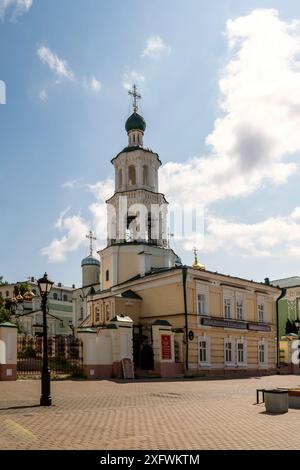 KASAN, RUSSLAND - 01. Juni 2023: Die Kathedrale von St. Nikolaus-Kathedrale mit St.. Nikolaikirche, Fürbitterkirche, Glockenturm und Klerus Hou Stockfoto