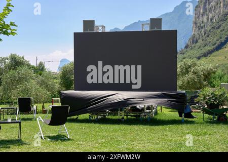 Arco, Trentino, Italien - 30. Juni 2024: Fernsehbildschirm in einem Biergarten in Italien *** Bildschirm Fernseher zum Public Viewing in einem Biergarten in Italien Stockfoto