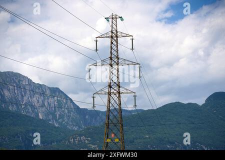 Arco, Trentino, Italien - 30. Juni 2024: Strommast in Italien vor einer Berglandschaft Stockfoto