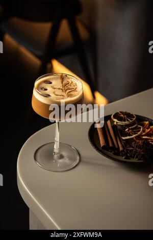 Espresso-Martini-Cocktail mit Kaffeebohnen. Happy Hour Drink. Stockfoto