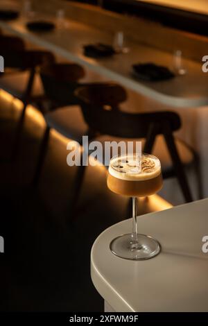 Espresso-Martini-Cocktail mit Kaffeebohnen. Happy Hour Drink. Stockfoto