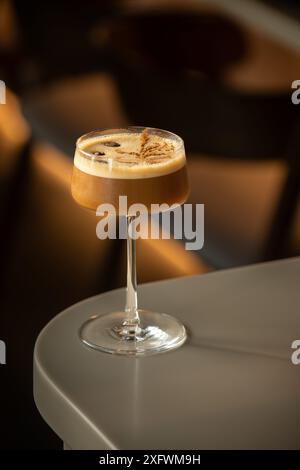 Espresso-Martini-Cocktail mit Kaffeebohnen. Happy Hour Drink. Stockfoto