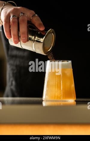 Barista bereitet einen Cocktail zu. Sommer-Cocktail. Eisgetränk. Stockfoto