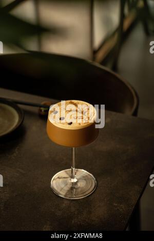 Espresso-Martini-Cocktail mit Kaffeebohnen. Happy Hour Drink. Stockfoto