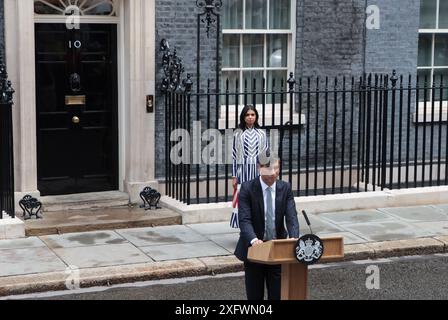 London, Großbritannien. Juli 2024. Der britische Premierminister Rishi Sunak hält mit seiner Frau Akshata Murty am Freitag, den 5. Juli 2024, eine Rücktrittsrede vor der Downing Street 10 in London. Sunak und seine Konservativen verloren eine Erdrutschwahl gegen Sir Keir Starmer und die Labour Party. Foto: Hugo Philpott/UPI Credit: UPI/Alamy Live News Stockfoto