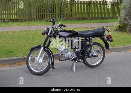 13.06.2024 Simson S 51 Deutschland/Sachsen Anhalt/Altmark/Altmarkkreis Salzwedel/Stadt Klötze/Ortsteil Immekath/schwarz lackiertes Moped Simson S 51/ gebaut von 1980-1991/Neuaufbau/restauriert *** 13 06 2024 Simson S 51 Deutschland Sachsen Anhalt Altmark Altmarkkreis Salzwedel Stadt Klötze Ortsteil Immekath schwarz lackiertes Moped Simson S 51 gebaut 1980 1991 restauriert Stockfoto