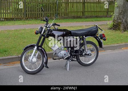 13.06.2024 Simson S 51 Deutschland/Sachsen Anhalt/Altmark/Altmarkkreis Salzwedel/Stadt Klötze/Ortsteil Immekath/schwarz lackiertes Moped Simson S 51/ gebaut von 1980-1991/Neuaufbau/restauriert *** 13 06 2024 Simson S 51 Deutschland Sachsen Anhalt Altmark Altmarkkreis Salzwedel Stadt Klötze Ortsteil Immekath schwarz lackiertes Moped Simson S 51 gebaut 1980 1991 restauriert Stockfoto