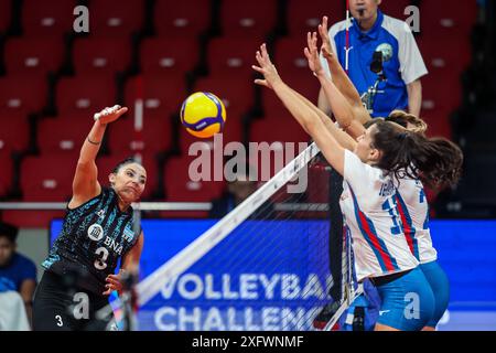 Manila, Philippinen. Juli 2024. Paula Yamila Nizetich (L) aus Argentinien spielt beim FIVB Women's Volleyball Challenger Cup 2024 in Manila, Philippinen, am 5. Juli 2024. Quelle: Rouelle Umali/Xinhua/Alamy Live News Stockfoto