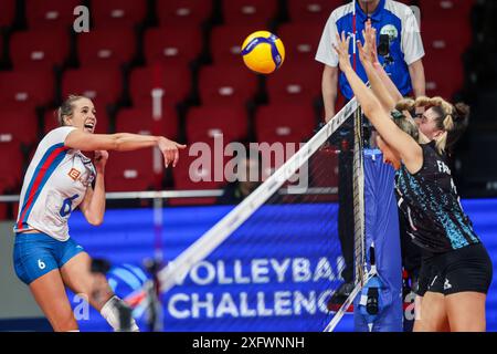 Manila, Philippinen. Juli 2024. Helena Havelkova (L) aus der Tschechischen Republik spitzt den Ball während des Spiels zwischen der Tschechischen Republik und Argentinien beim FIVB Women's Volleyball Challenger Cup 2024 in Manila, den Philippinen, am 5. Juli 2024. Quelle: Rouelle Umali/Xinhua/Alamy Live News Stockfoto