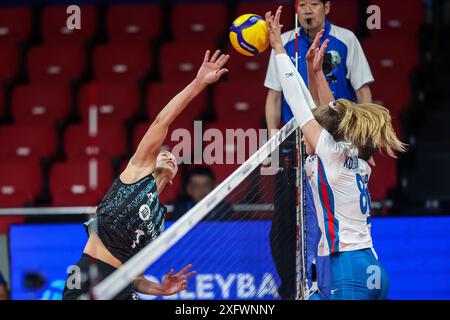 Manila, Philippinen. Juli 2024. Elina Maria Rodriguez (L) aus Argentinien spielt beim FIVB Women's Volleyball Challenger Cup 2024 in Manila, Philippinen, am 5. Juli 2024. Quelle: Rouelle Umali/Xinhua/Alamy Live News Stockfoto