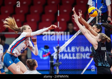 Manila, Philippinen. Juli 2024. ELA Koulisiani (L) aus der Tschechischen Republik spitzt den Ball während des Spiels zwischen der Tschechischen Republik und Argentinien beim FIVB Women's Volleyball Challenger Cup 2024 in Manila, den Philippinen, am 5. Juli 2024. Quelle: Rouelle Umali/Xinhua/Alamy Live News Stockfoto