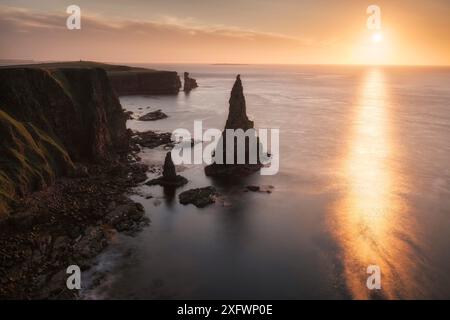 Duncansby Stacks und Duncansby Head mit Orkney Islands in der Ferne, John O'Groats, Caithness, Schottland, Großbritannien. August 2014. Stockfoto