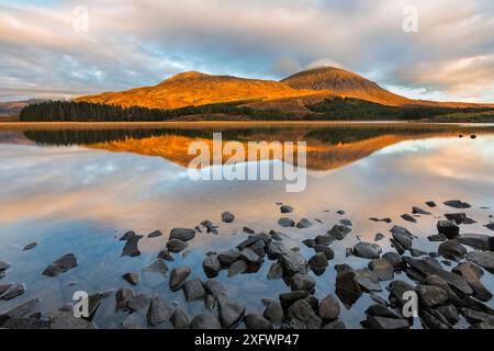 Blick über Loch Cill Chriosd nach Beinn na Caillichin, Red Cuillins, Strath Suardal, Isle of Skye, Schottland, UK. Januar 2014. Stockfoto