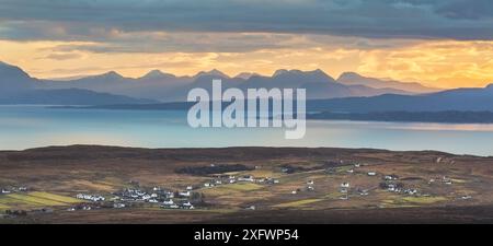 Dorf Staffin mit Blick über den Sound of Raasay. Trottenish Peninsula, Isle of Skye, Innere Hebriden, Schottland, Großbritannien. Januar 2014. Stockfoto