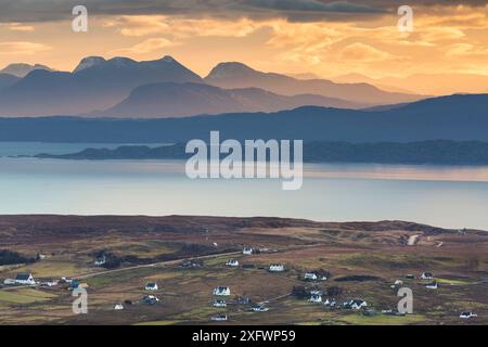 Dorf Staffin mit Blick über den Sound of Raasay. Trottenish Peninsula, Isle of Skye, Innere Hebriden, Schottland, Großbritannien. Januar 2014. Stockfoto