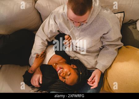 Glückliches Paar, das sich zu Hause amüsiert Stockfoto