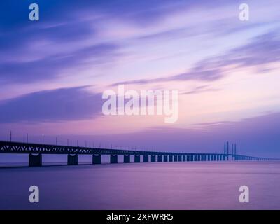 Silhouette Oeresund Bridge über dem Meer vor dramatischem Himmel bei Sonnenuntergang Stockfoto