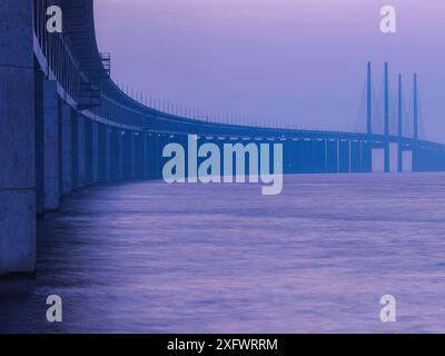 Oeresund Brücke über Meer gegen klaren Himmel bei Sonnenuntergang Stockfoto