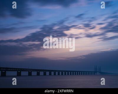 Silhouette Oeresund Bridge über Meer gegen Himmel bei Sonnenuntergang Stockfoto