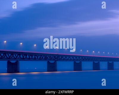 Beleuchtete Oeresund-Brücke über Meer gegen Himmel in der Abenddämmerung Stockfoto