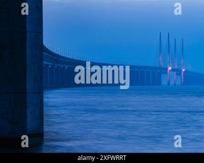 Oeresundbrücke über Meer gegen klaren Himmel in der Abenddämmerung Stockfoto