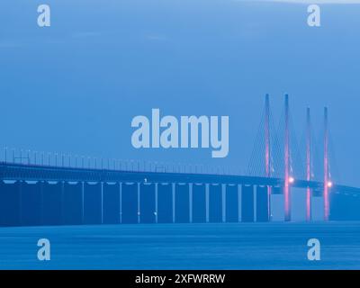 Silhouette Oeresund Bridge über dem Meer vor klarem Himmel in der Abenddämmerung Stockfoto