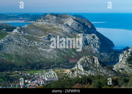 Mount Candina und das Kantabrische Meer von Mount Cerredo, Montana Oriental costera, Castro Urdiales, Kantabrien, Spanien. November 2011. Stockfoto