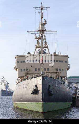 Sankt Petersburg, Russland - 21. Februar 2020: Der sowjetische Eisbrecher Krasin liegt in St. Petersburg, Vorderansicht Stockfoto