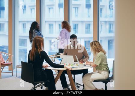 Multirassische Unternehmenskollegen diskutieren Ideen im Büro Stockfoto