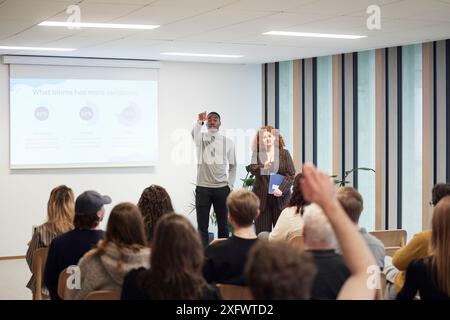 Multirassische Unternehmensmitarbeiter, die mit den Teilnehmern im Konferenzraum kommunizieren Stockfoto