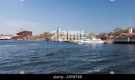 Stockholm, Schweden - 4. Mai 2016: Die weiße Fähre Djurgarden 8 liegt in Stockholm an Stockfoto