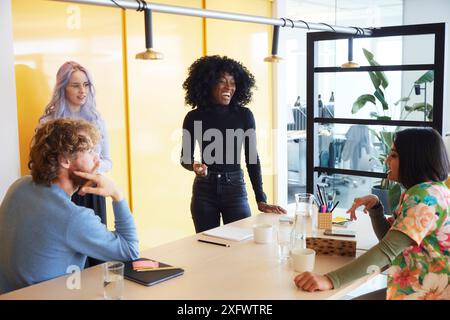 Multirassische Kollegen diskutieren Ideen im Amt Stockfoto