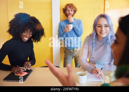Multirassische Kollegen, die Geschäftsfrau im Gespräch im Amt zuhören Stockfoto