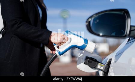 Buchse, die Kraftstoffpumpe in der Nähe des Fahrzeugs hält Stockfoto