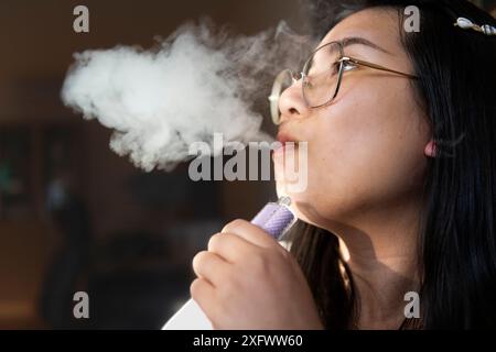 Nahaufnahme einer Frau, die elektronische Zigarette raucht Stockfoto