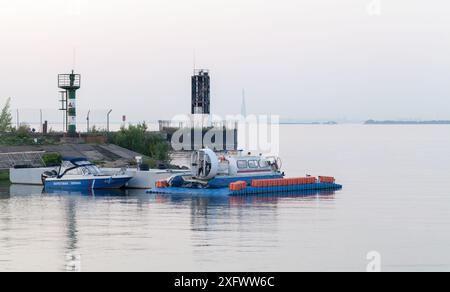 St. Petersburg, Russland - 22. Juli 2022: Rettungs- und Küstenwachboote werden vor der Wasserrettungsstation verankert Stockfoto